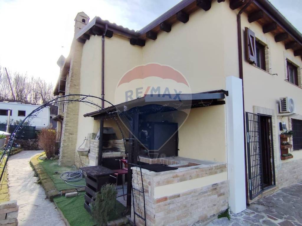 casa indipendente in vendita a Casalincontrada