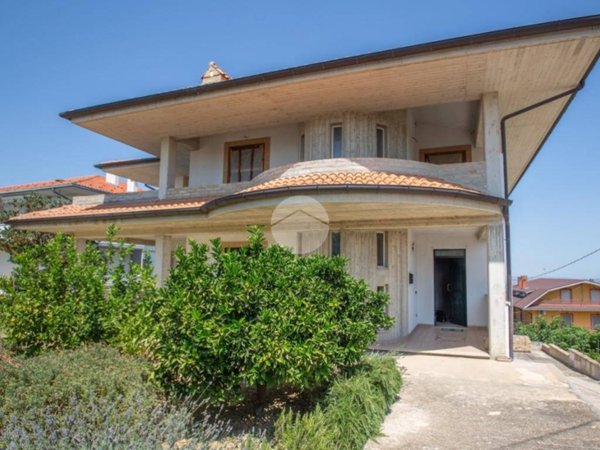 casa indipendente in vendita a Casalincontrada