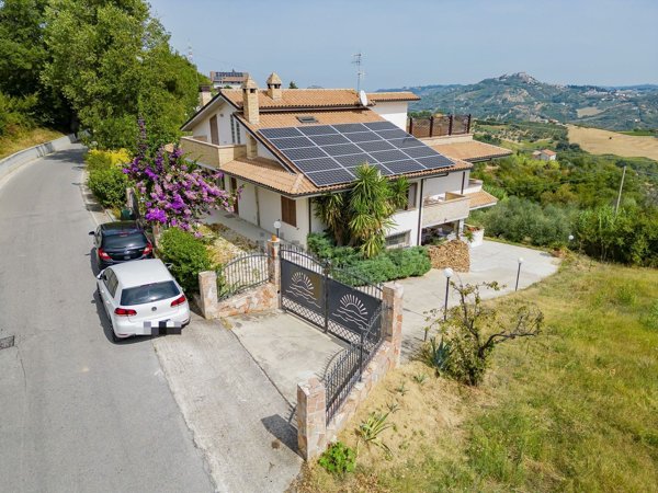 casa indipendente in vendita a Casalincontrada in zona Iconicella