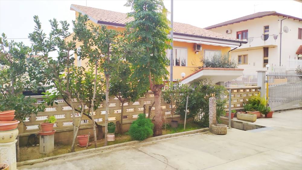 casa indipendente in vendita a Casalincontrada in zona Brecciarola