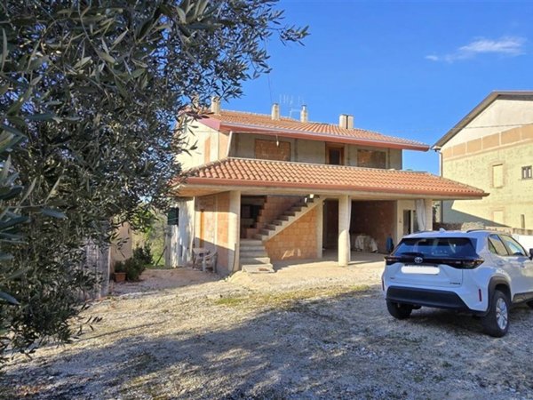 casa indipendente in vendita a Casoli