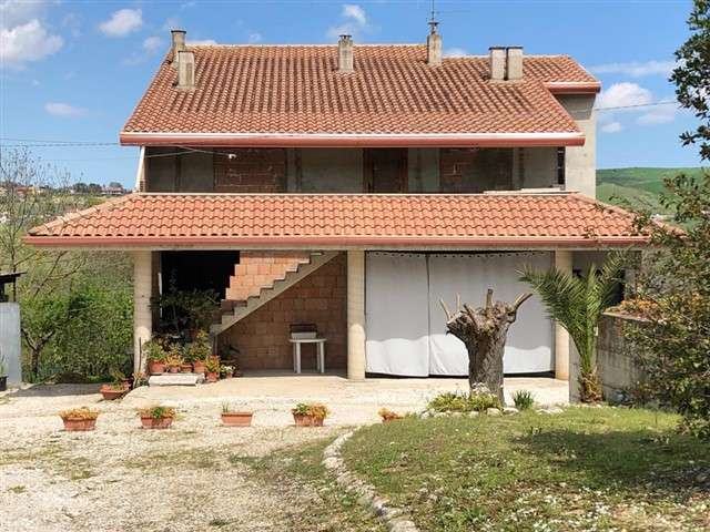 casa indipendente in vendita a Casoli