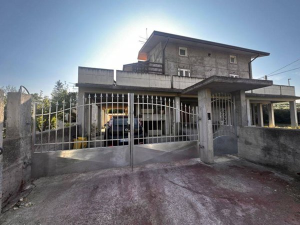 casa indipendente in vendita a Casoli in zona Guarenna Nuova