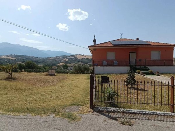casa indipendente in vendita a Casoli
