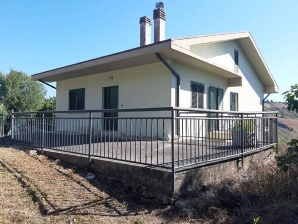 casa indipendente in vendita a Casoli