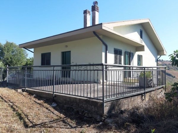 casa indipendente in vendita a Casoli