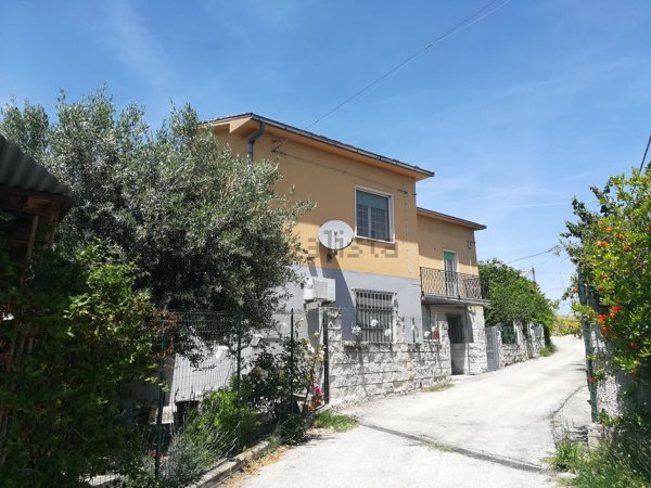 casa indipendente in vendita a Casoli
