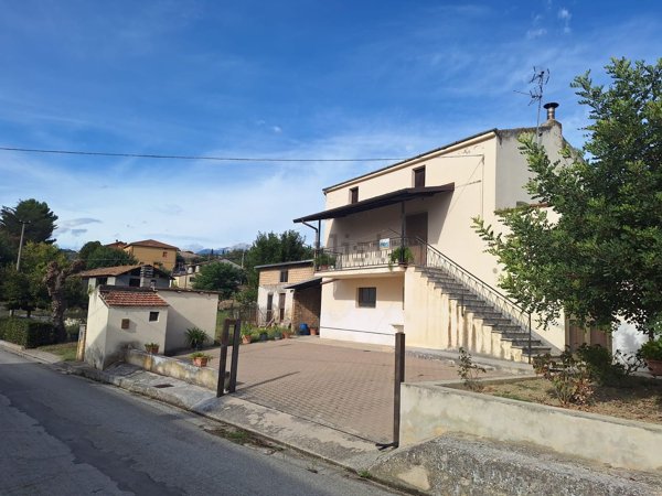 casa indipendente in vendita a Casoli