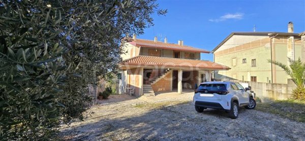 casa indipendente in vendita a Casoli