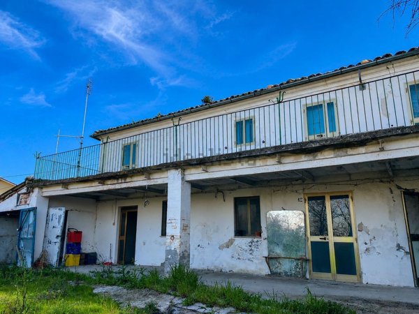 casa indipendente in vendita a Casoli in zona Laroma