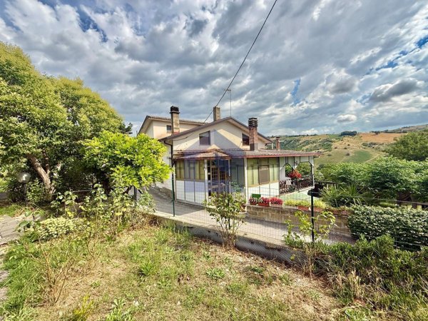 casa indipendente in vendita a Casoli in zona Laroma