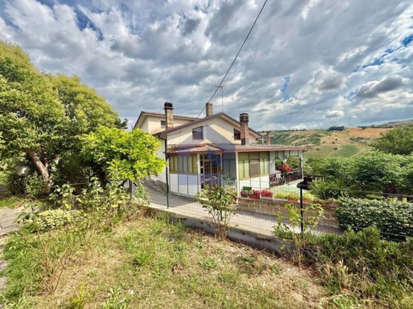 casa indipendente in vendita a Casoli in zona Laroma
