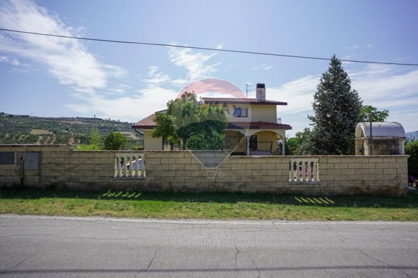 casa indipendente in vendita a Castel Frentano