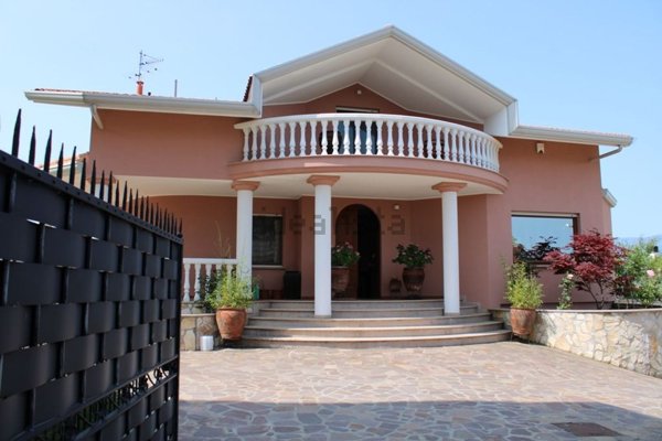 casa indipendente in vendita a Castel Frentano