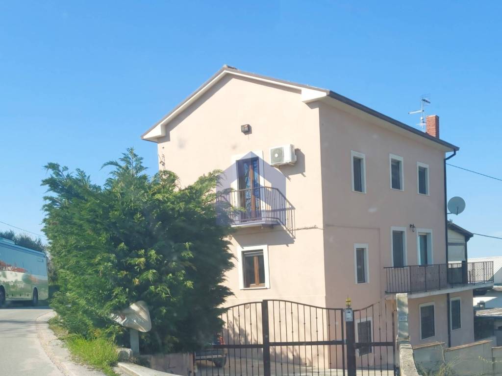 casa indipendente in vendita a Castel Frentano