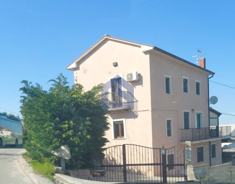 casa indipendente in vendita a Castel Frentano