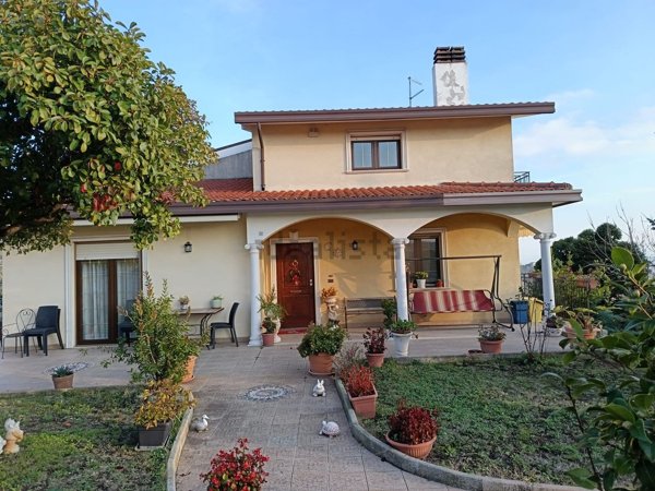 casa indipendente in vendita a Castel Frentano in zona Pera