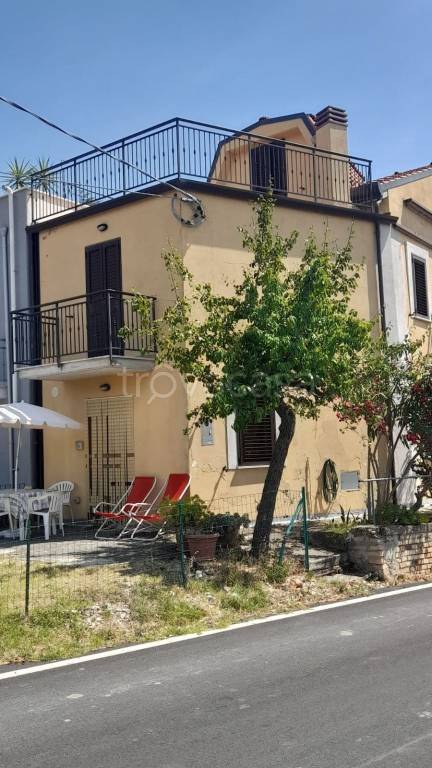casa indipendente in vendita a Castel Frentano in zona Pera