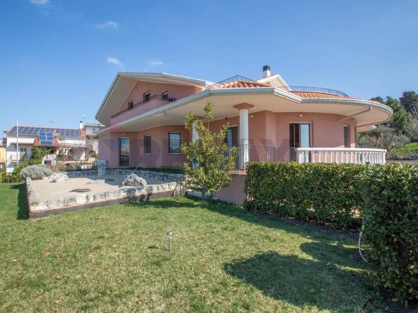 casa indipendente in vendita a Castel Frentano in zona Pera