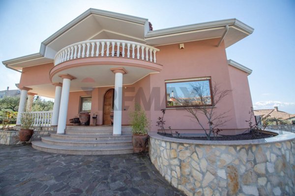 casa indipendente in vendita a Castel Frentano in zona Pera