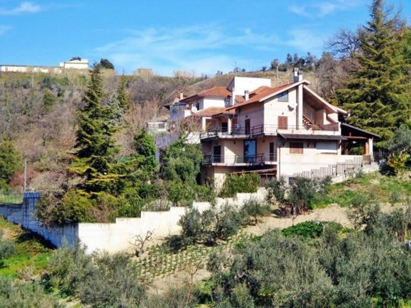 casa indipendente in vendita a Chieti in zona San Salvatore