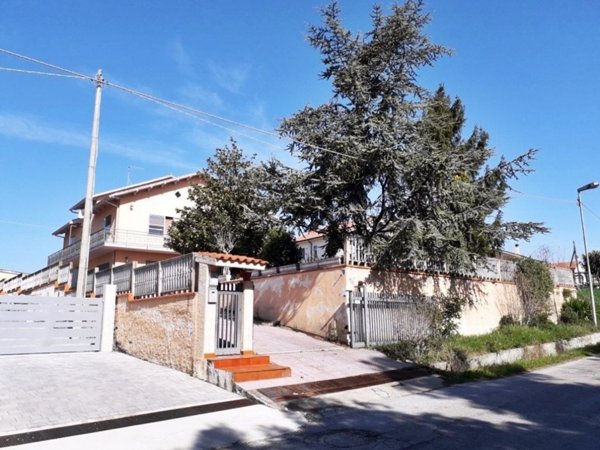 casa indipendente in vendita a Chieti in zona Cascini