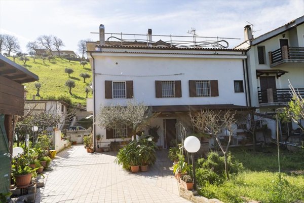 casa indipendente in vendita a Chieti in zona Colle dell'Ara