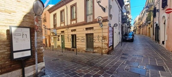 locale commerciale in vendita a Chieti in zona Centro Città