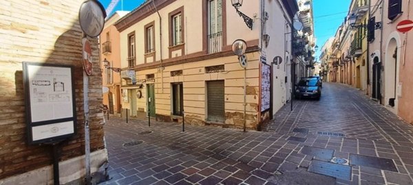 locale commerciale in vendita a Chieti in zona Centro Città