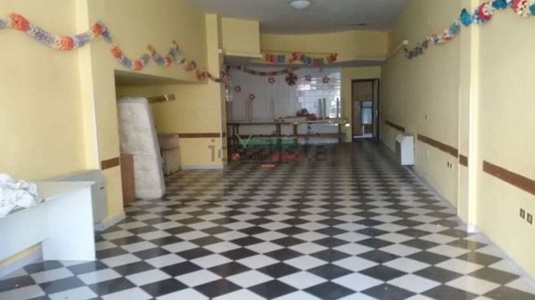 locale commerciale in vendita a Chieti in zona Chieti Scalo