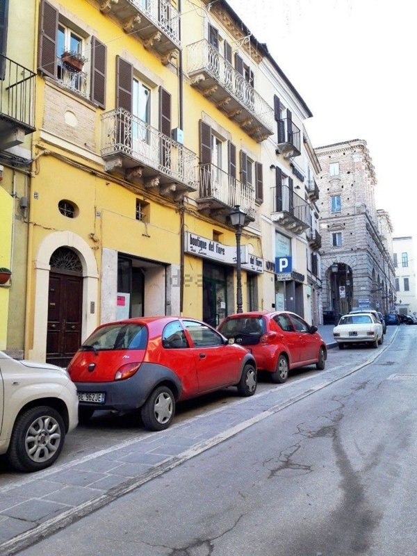 locale commerciale in vendita a Chieti in zona Centro Città