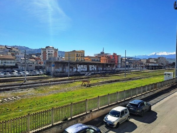 locale commerciale in vendita a Chieti in zona Chieti Scalo