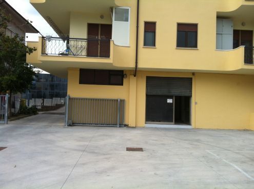 locale commerciale in vendita a Chieti in zona Chieti Scalo