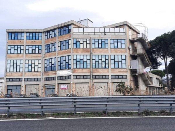 locale commerciale in vendita a Chieti in zona Chieti Scalo