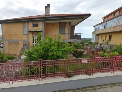 casa indipendente in vendita a Chieti in zona Centro Città