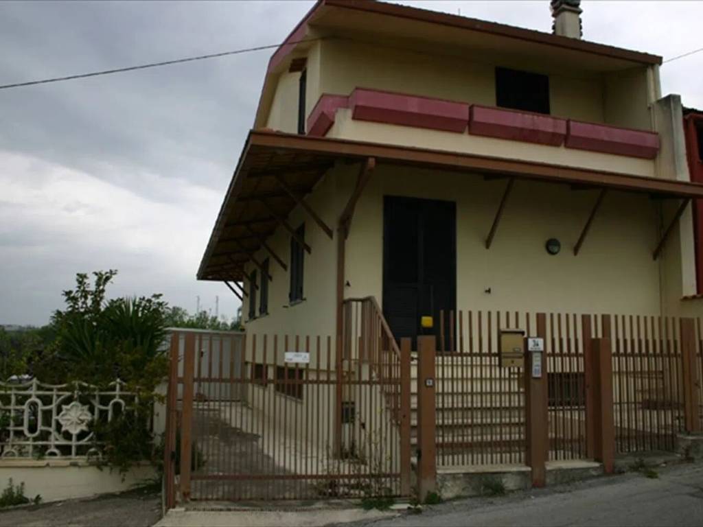 casa indipendente in vendita a Chieti in zona Centro Città