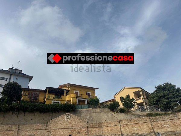 casa semindipendente in vendita a Chieti in zona Tricalle