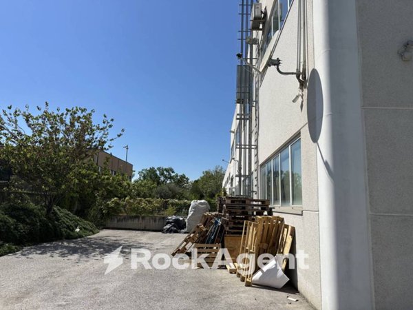 locale commerciale in vendita a Chieti in zona Chieti Scalo