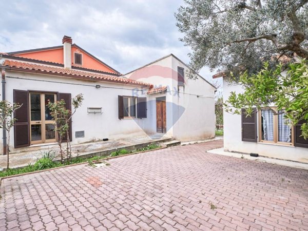 casa indipendente in vendita a Chieti in zona Villa Pini