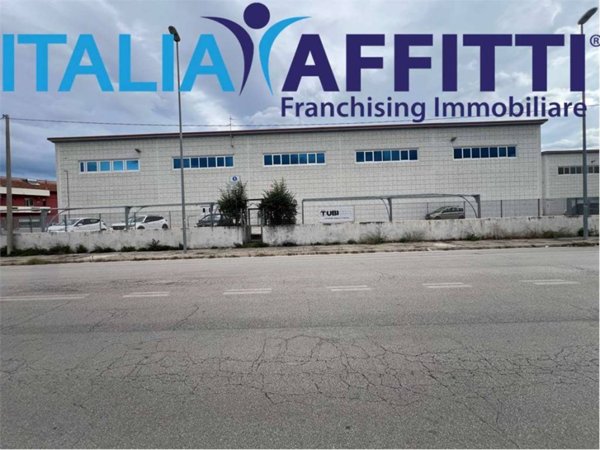 locale commerciale in vendita a Chieti in zona Chieti Scalo