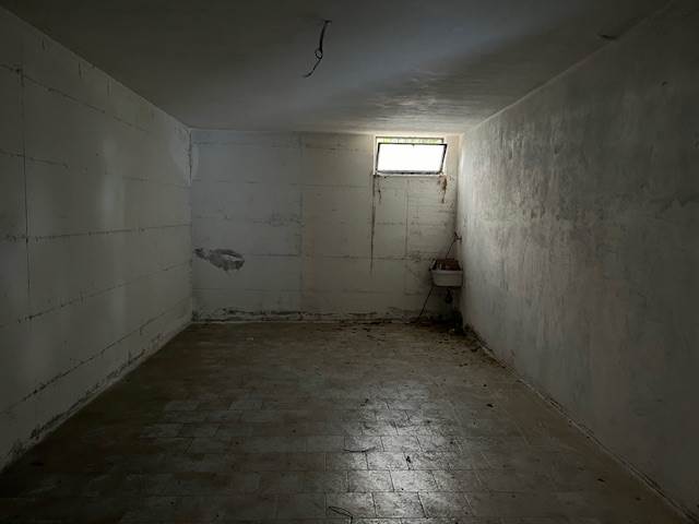 locale di sgombero in vendita a Chieti
