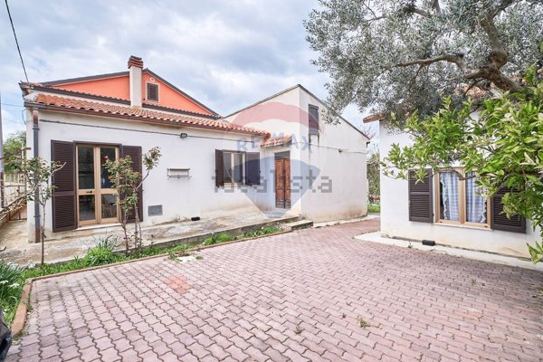 casa indipendente in vendita a Chieti in zona Villa Pini