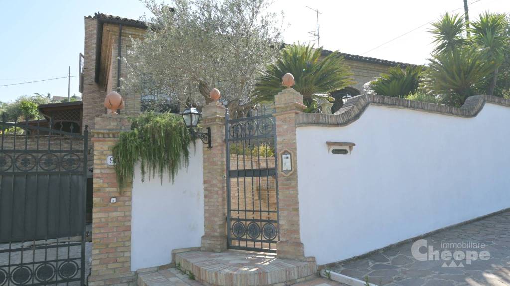 casa indipendente in vendita a Chieti