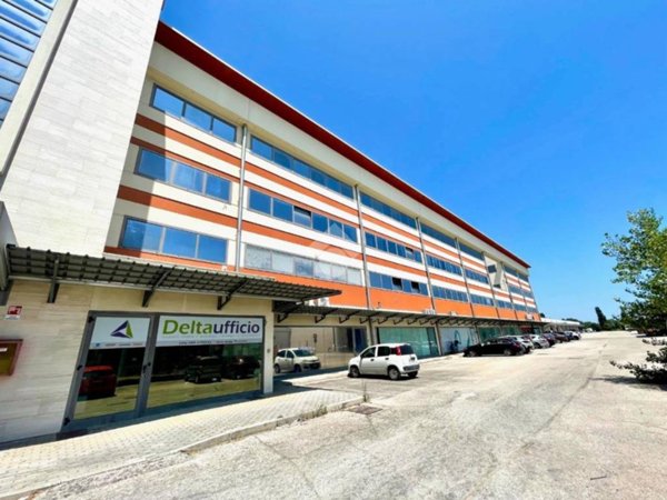 ufficio in vendita a Chieti in zona Chieti Scalo