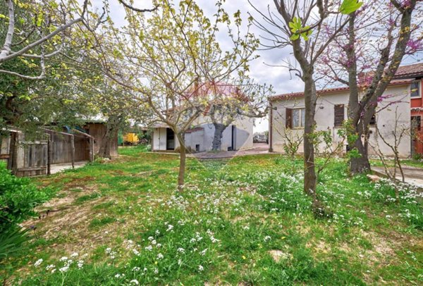 casa indipendente in vendita a Chieti in zona Villa Toppi