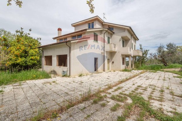 casa indipendente in vendita a Chieti in zona Villa Toppi