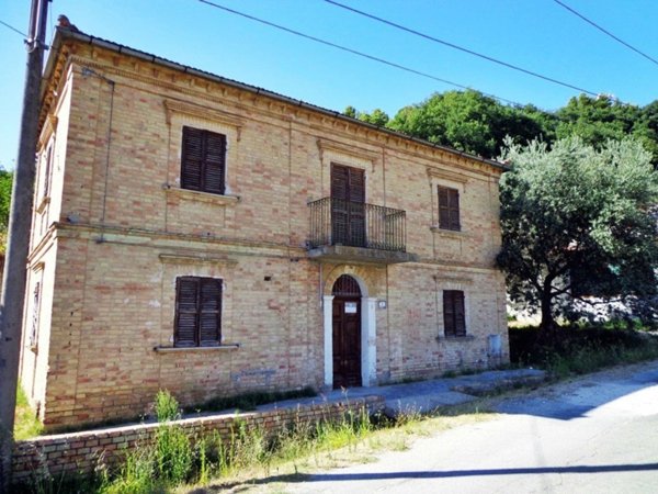 casa indipendente in vendita a Chieti in zona Centro Città