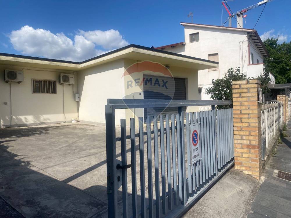 locale commerciale in vendita a Chieti in zona Brecciarola