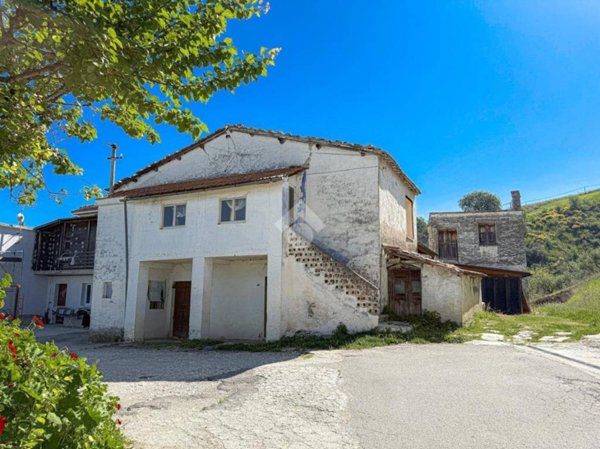casa indipendente in vendita a Chieti in zona Brecciarola