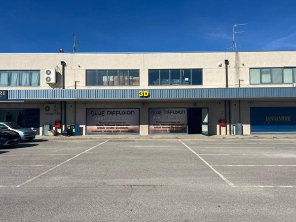 locale commerciale in vendita a Chieti in zona Chieti Scalo
